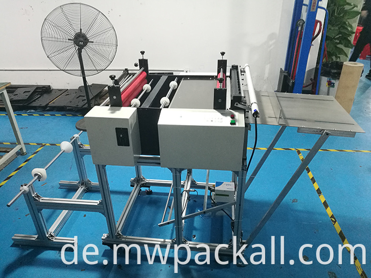 Automatische industrielle nicht gewebte Streifen Stoff Aufkleber Schneidemaschine /PVC Polyester Film Nicht gewebter Rollen zur Blechausschneidemaschine